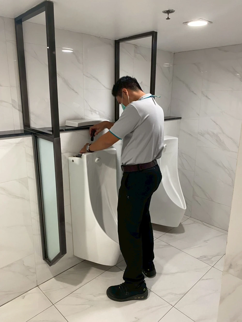 โครงการปรับลดฟังก์ชันการชำระล้างอัตโนมัติของโถปัสสาวะในห้องน้ำชายสาธารณะ