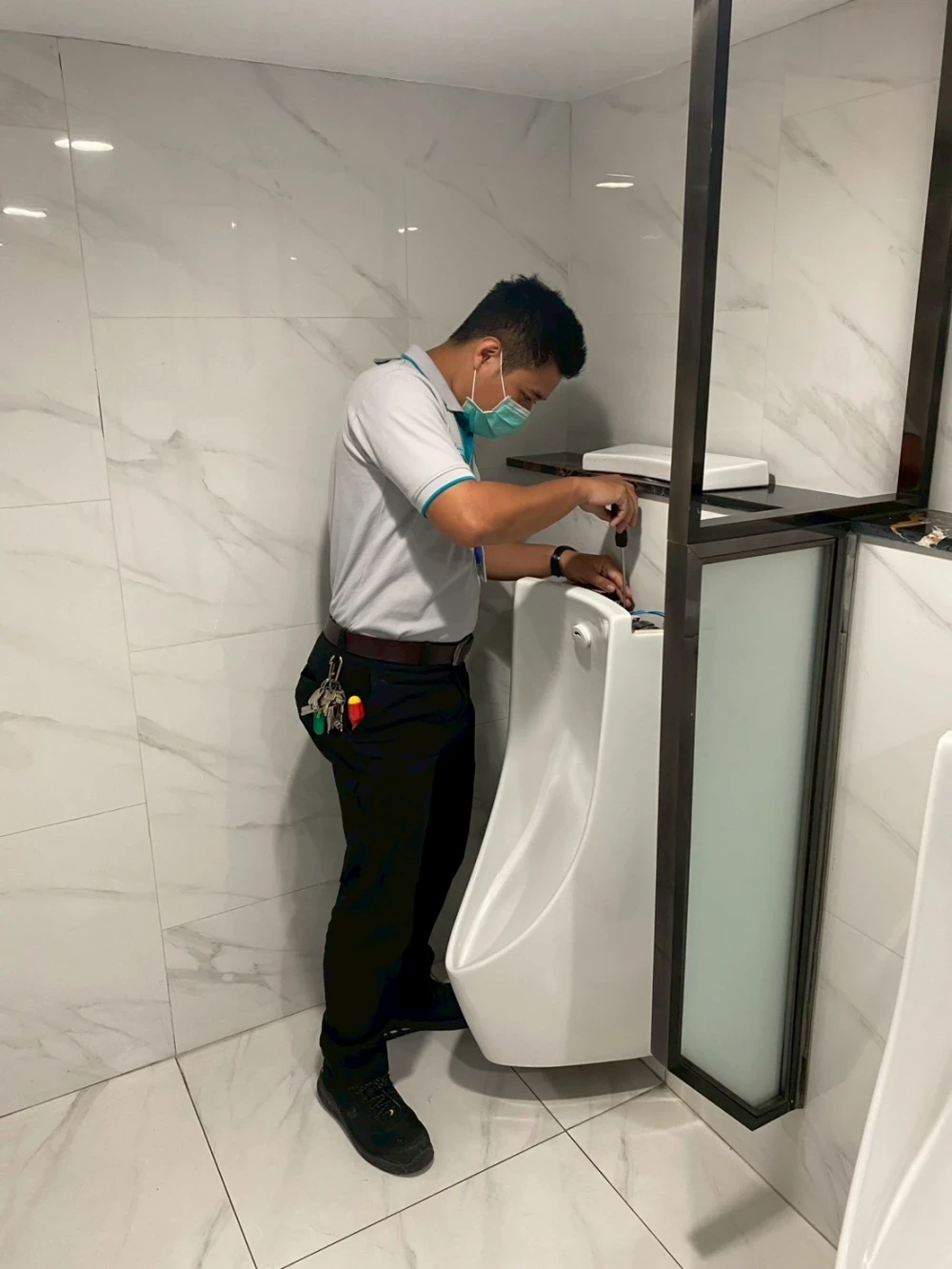 โครงการปรับลดฟังก์ชันการชำระล้างอัตโนมัติของโถปัสสาวะในห้องน้ำชายสาธารณะ